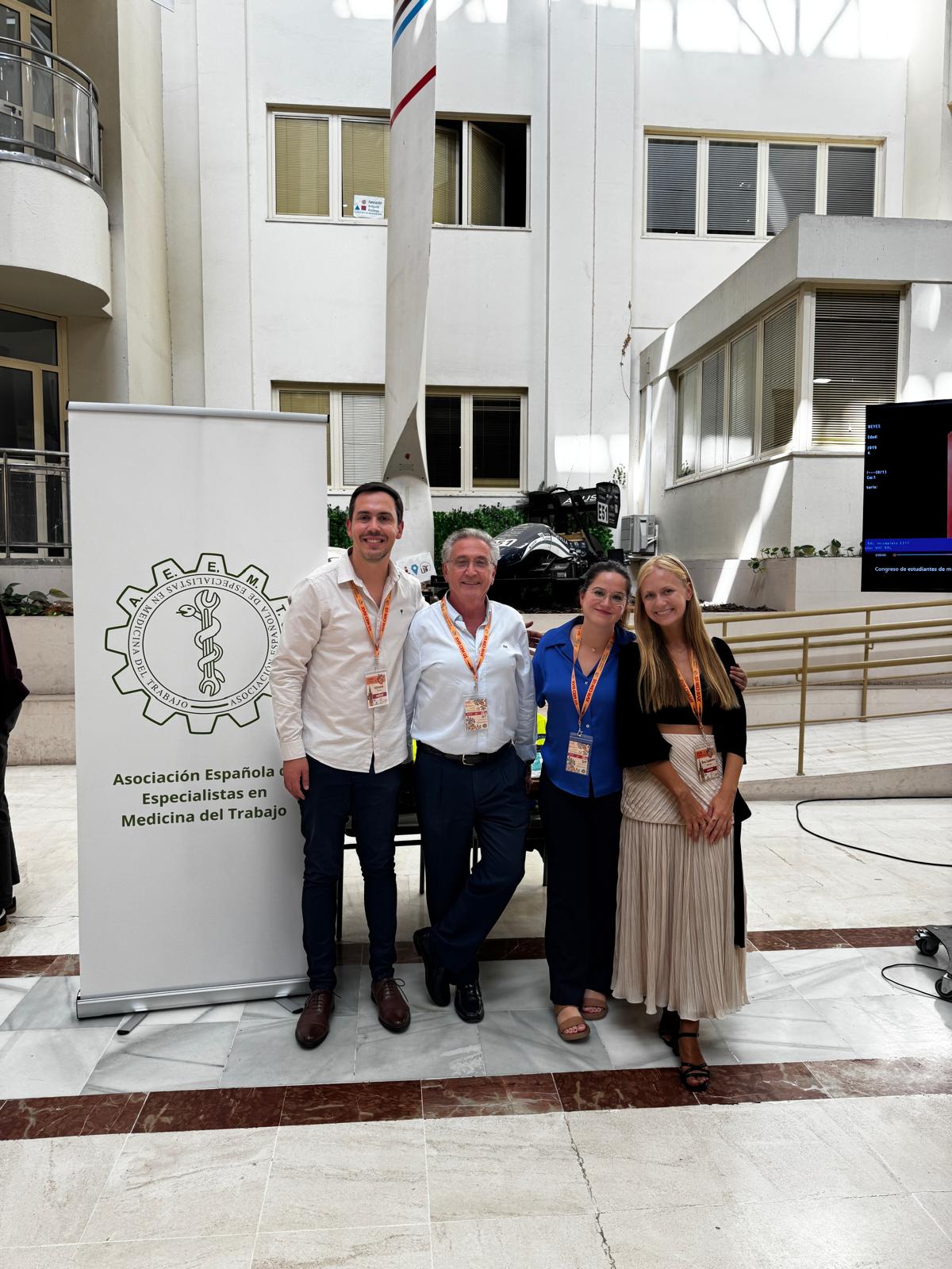 Renan Dos Santos, Juan Francisco Álvarez Zarallo, María del Mar Gómez y Luciana Nechiflor junto al expositor de la AEEMT en el XVIII Congreso de Educación Médica, Sevilla 2026
